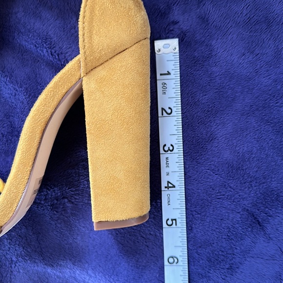 Yellow sandal style w/ block heel - Picture 6 of 6